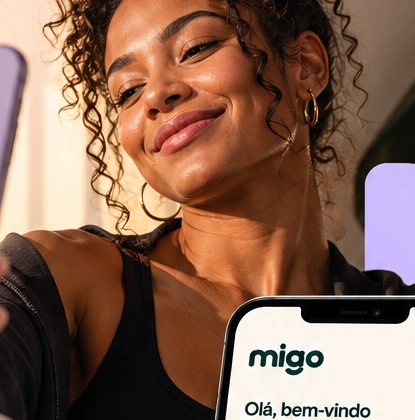 Criadora sorrindo ao fazer uma selfie com celular, com a Migo no contexto de saúde digital
